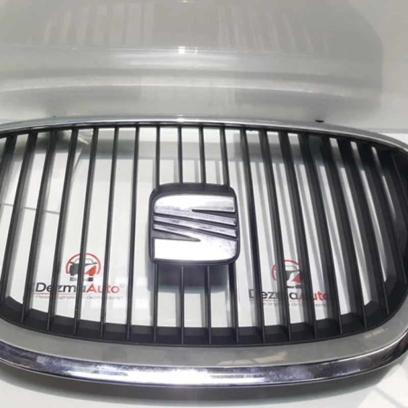 Grila bara fata centrala cu sigla 1P0853654A, Seat Leon (1P1) (id:341936) Ofertă specială